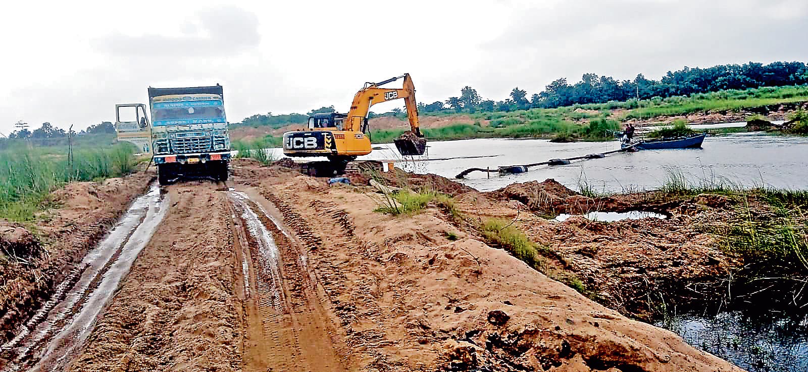 अजय नदी से बेधड़क हो रहा बालू का खनन