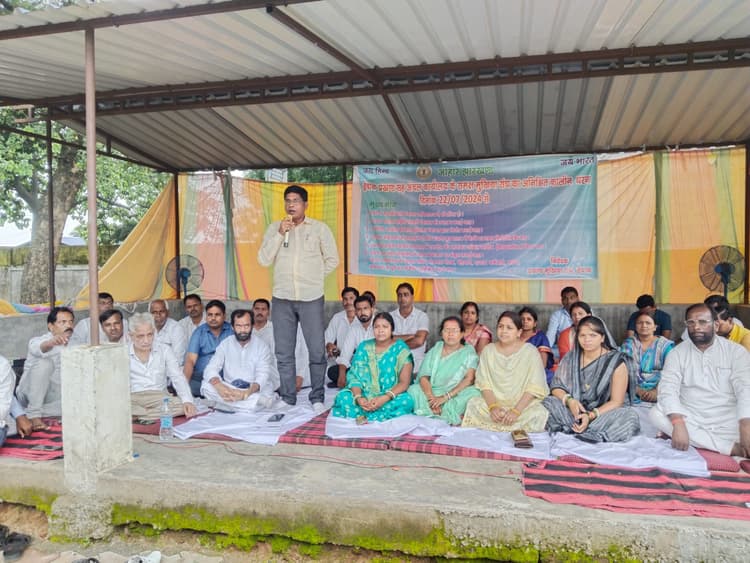 मुखिया संघ का धरना तीसरे दिन जारी