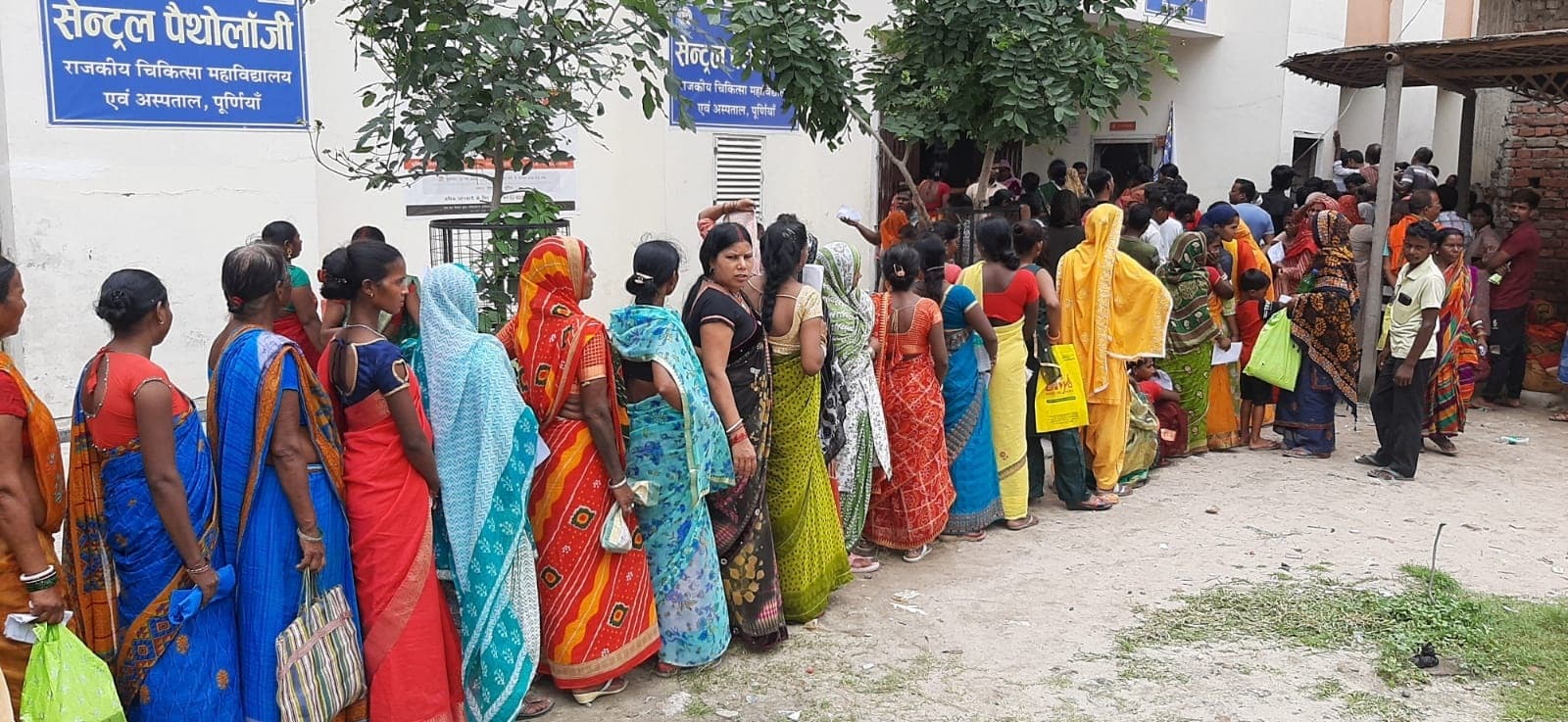 सेंट्रल पैथलॉजी के समक्ष धूप व पानी में खड़े रहना मरीजों की मजबूरी