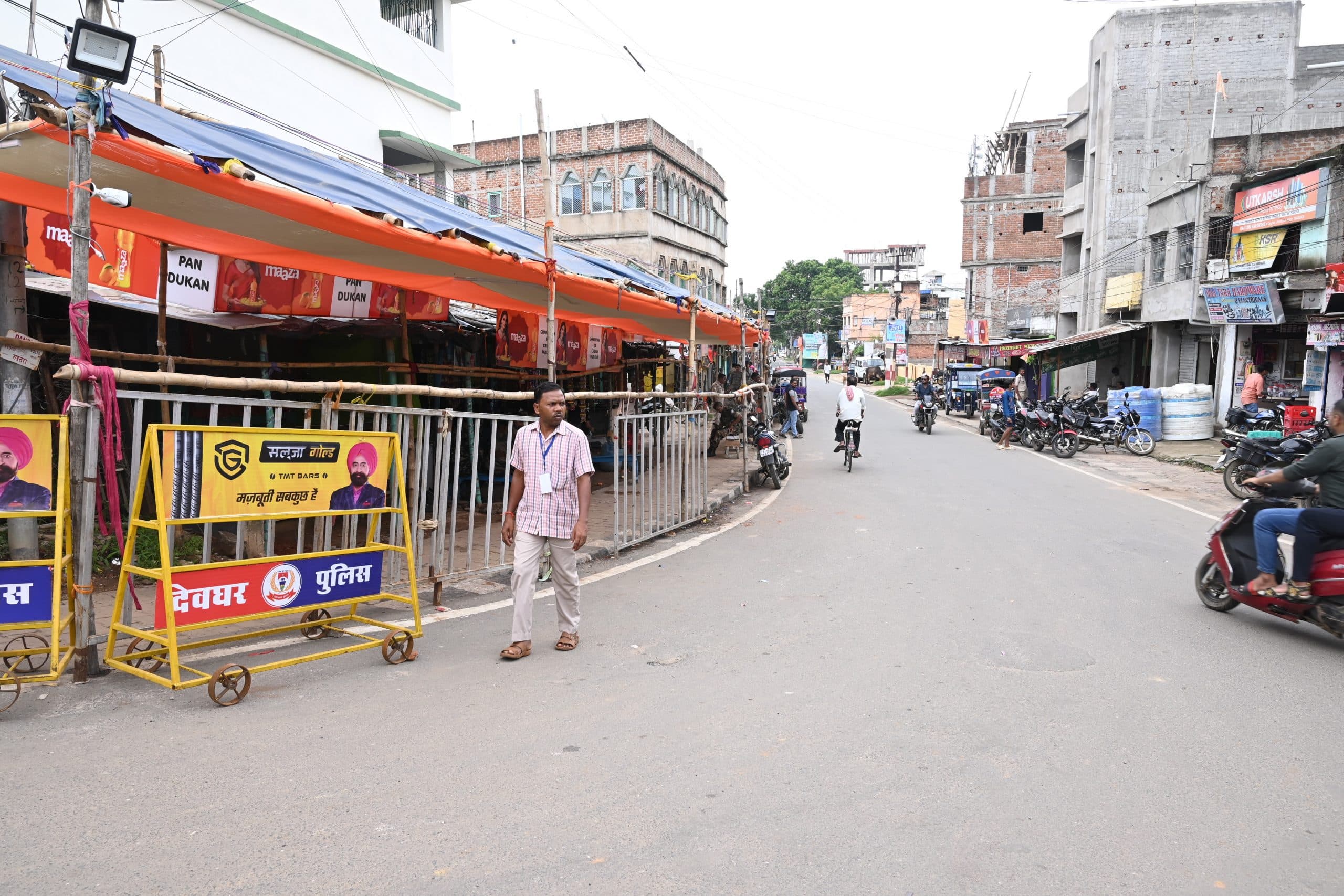 रूट लाइन में लग गयी दुकानें, कांवरियाें की कतार नहीं लगने से मायूसी