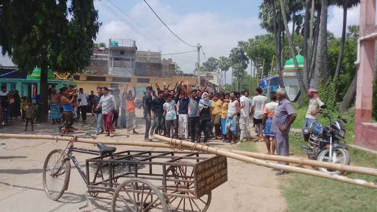 स्मार्ट मीटर लगाने से मना किया तो काट दी बिजली, ग्रामीणों ने मुख्य पथ को किया जाम