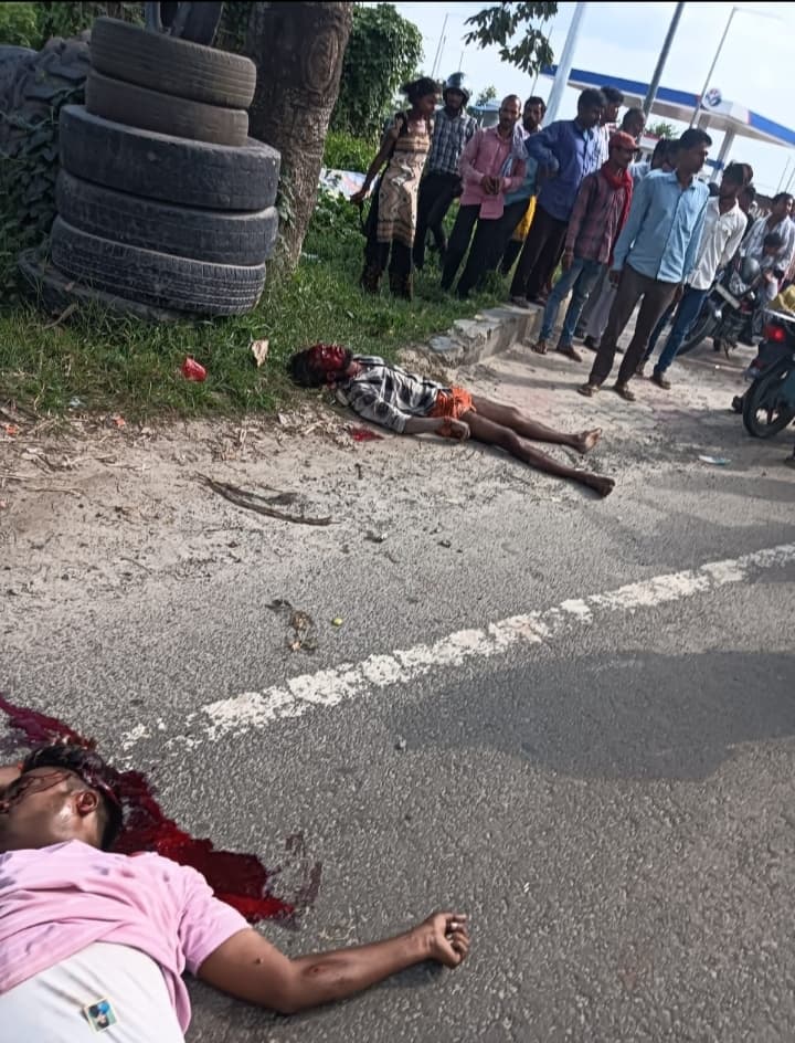 दो बाइकों की टक्कर में सीएसपी संचालक सहित लुटेरे की मौत