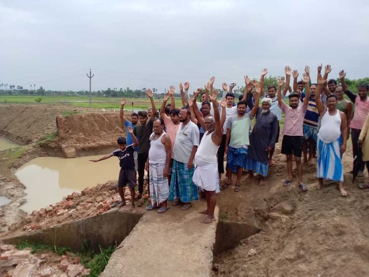 संवेदक ने चैक डैम को तोड़ा, सूखे रह गये खेत, किसानों ने किया प्रदर्शन