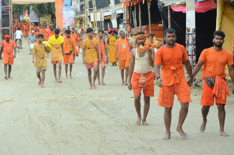 कांवरिया पथ से लाइव: 32 दिनों से दंड देते हुए बाबाधाम आ रहे नवादा के शंभु