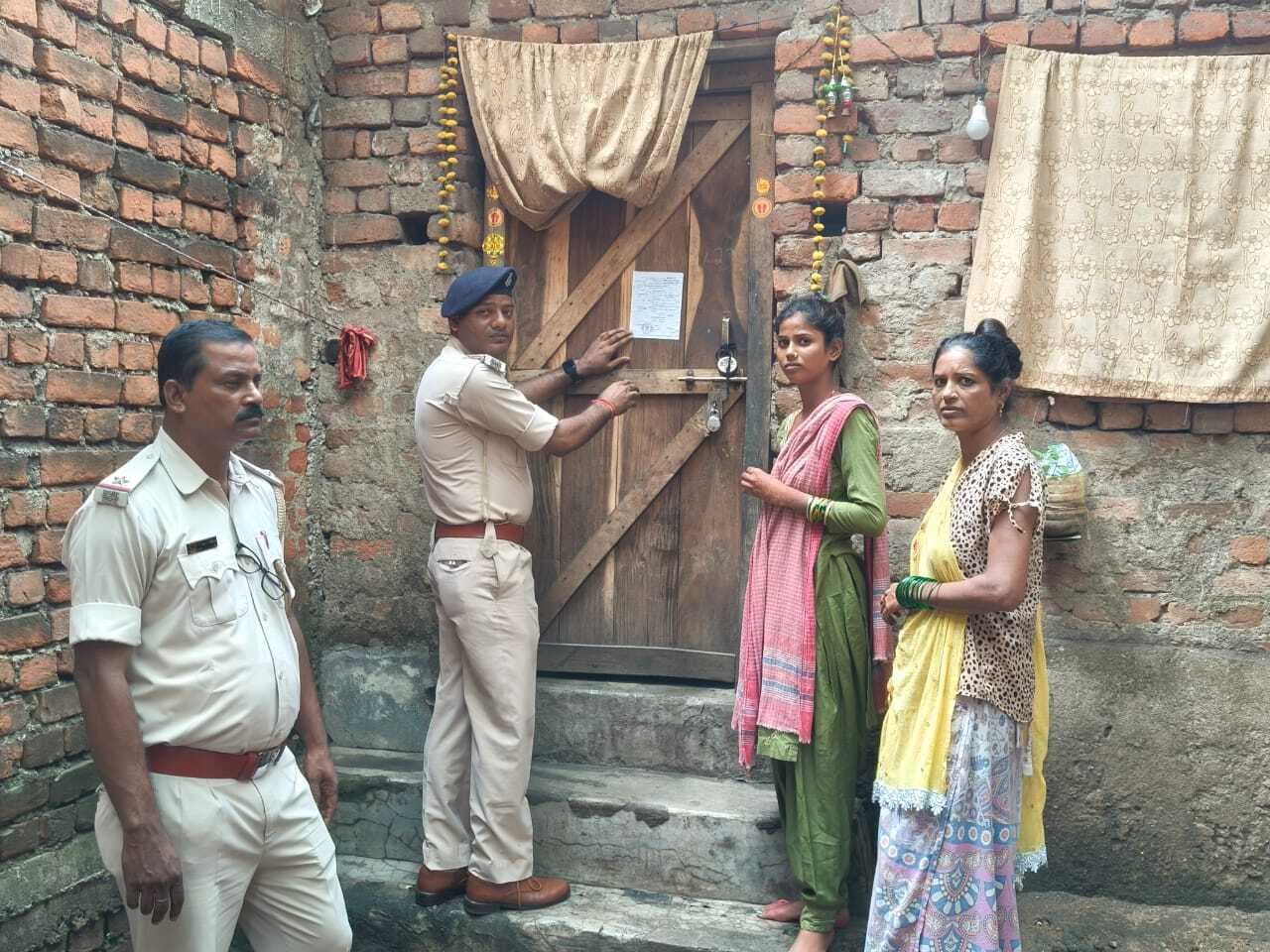 गोलमुरी : आर्म्स एक्ट के आरोपी के घर पुलिस ने चिपकाया इश्तेहार