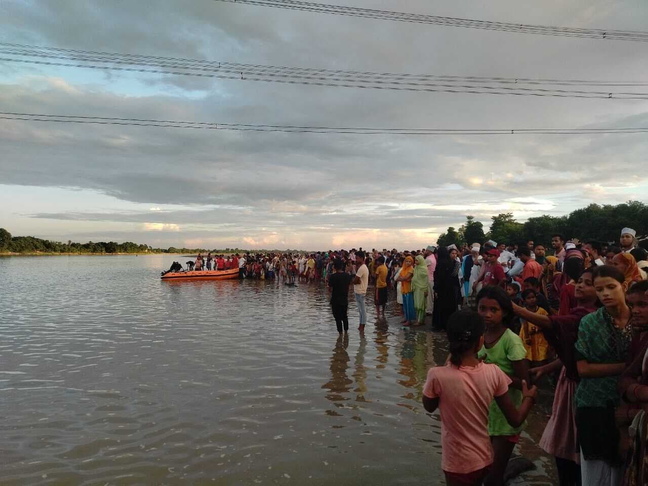 महानंदा नदी में नहाने गये दो युवकों में से एक को लोगों ने बचाया, दूसरा गहरे पानी में समाया