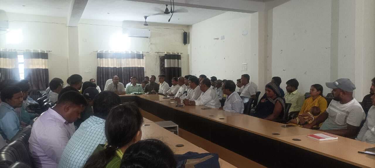 जिले में संचालित योजनाओं के कार्यान्वयन की बैठक में डीडीसी ने की गहन समीक्षा, दिये निर्देश