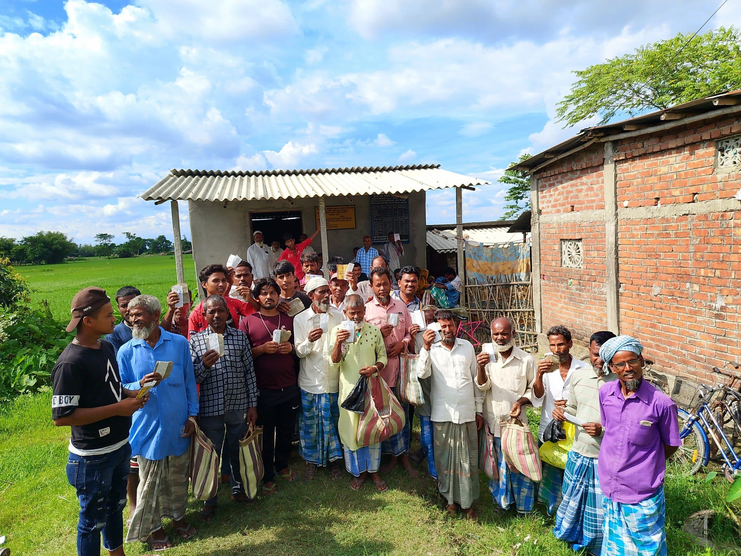 धोबीभिट्ठा गांव के डीलर के खिलाफ कार्डधारियों ने खोला मोर्चा
