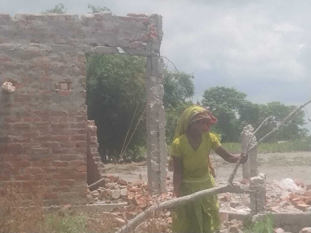 गंडक नदी के जलस्तर में कमी बाद चार गांव में कटाव तेज, सुरक्षित ठिकानों पर जा रहे लोग