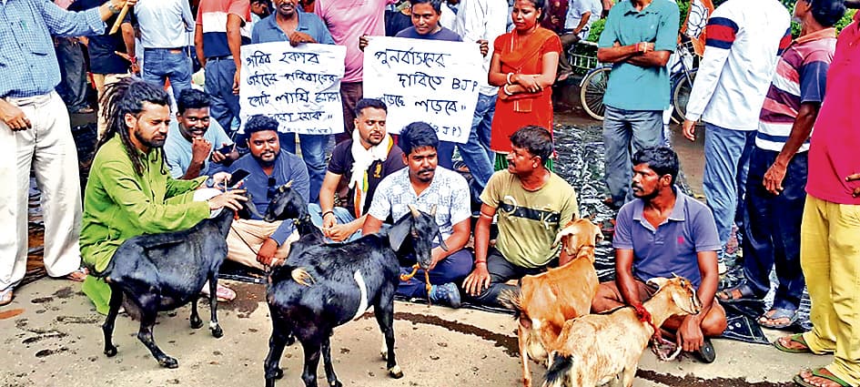 अतिक्रमण के खिलाफ बकरियों संग भाजपा का प्रदर्शन