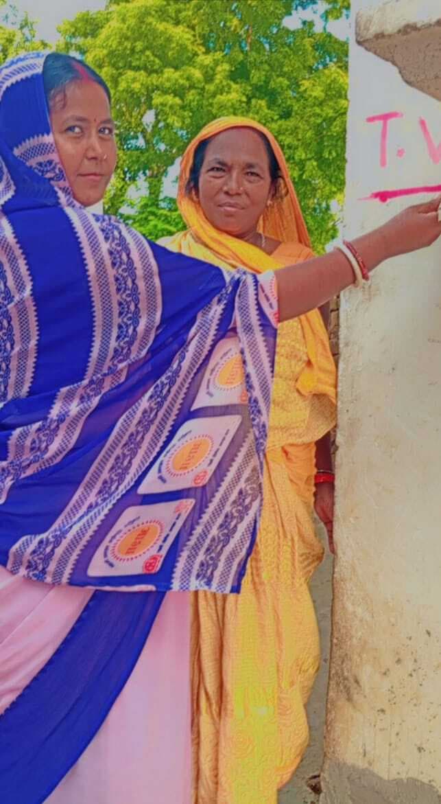 घर-घर जाकर टीबी मरीजों को खोज रहीं आशा