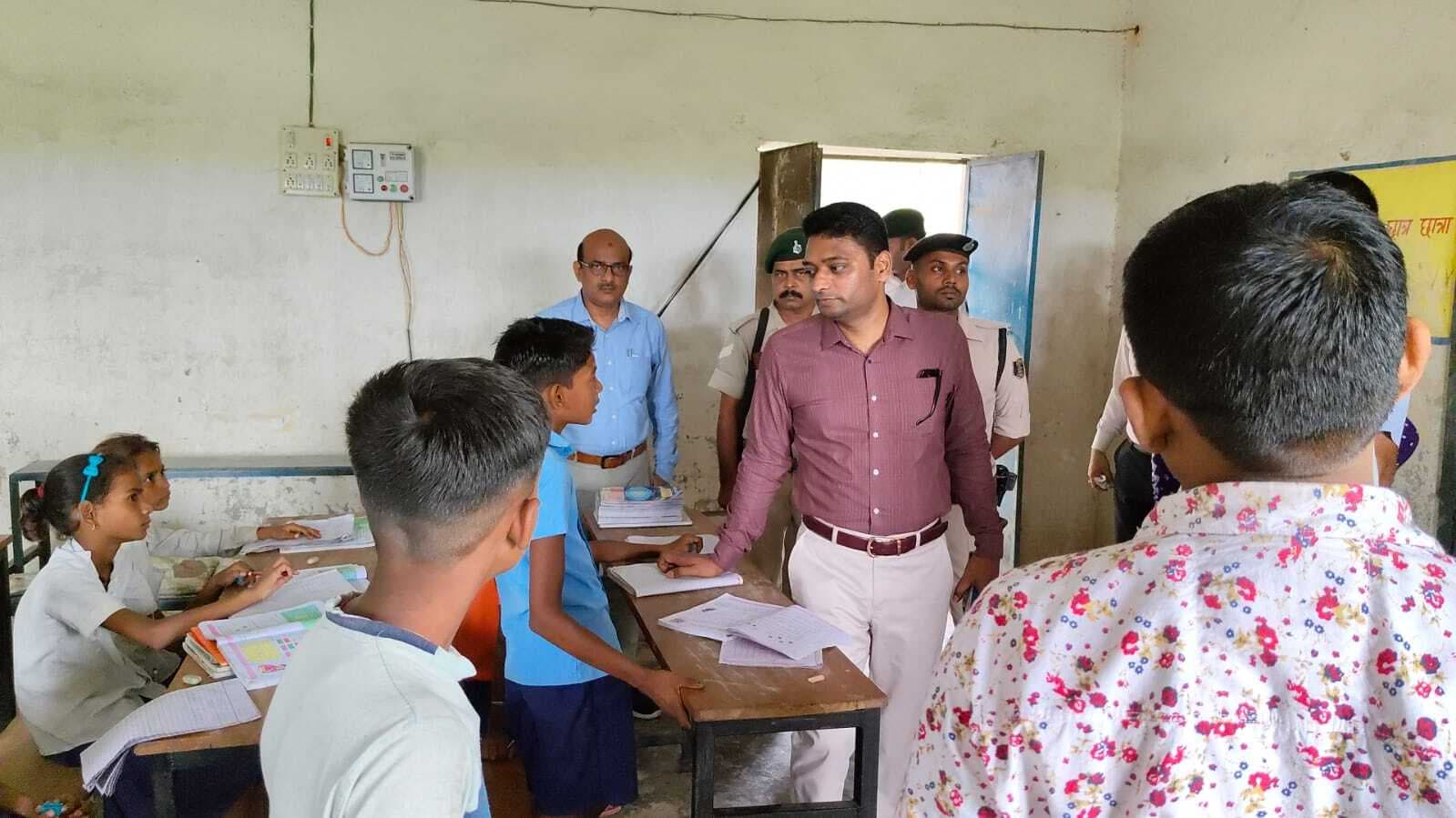 डीएम ने शिक्षक को किया निलंबित, डीपीओ व एचएम से पूछा स्पष्टीकरण