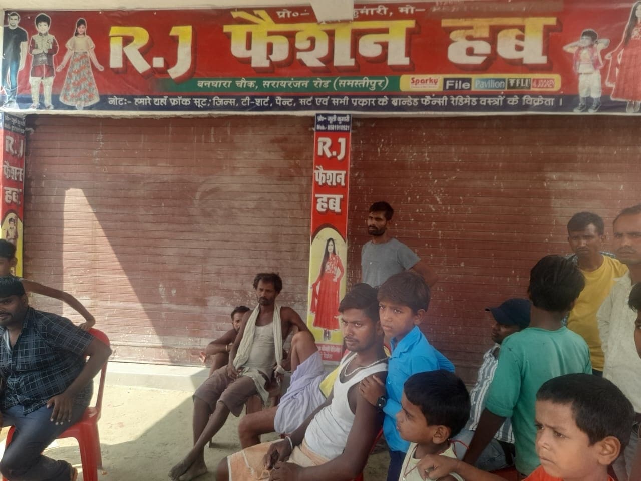 घटहो के बनघारा स्थित कपड़ा दुकान में सेंध मारकर कर लाखों की चोरी