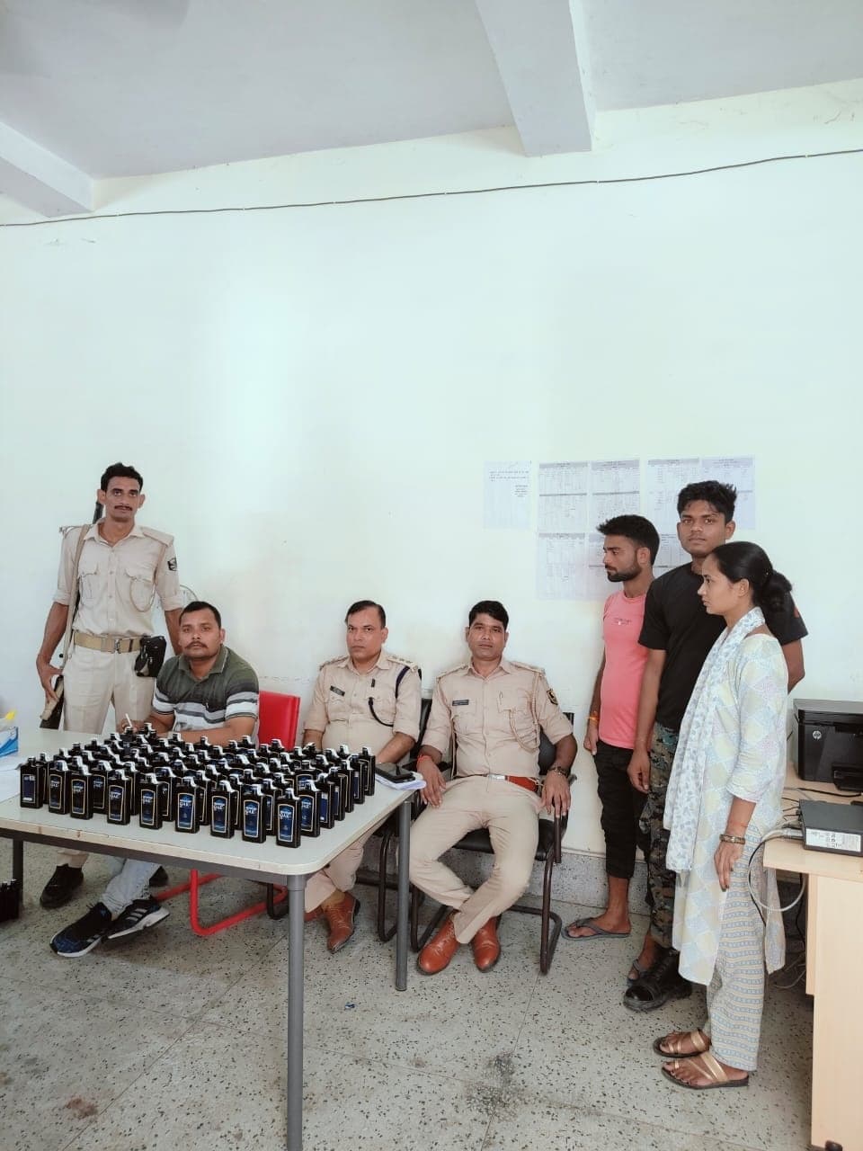 ट्रेन में शराब तस्करों का गिरोह सक्रिय, कस्टमर की पहचान कर चलती ट्रेन से ही फेंक देते हैं झोले में रखी शराब