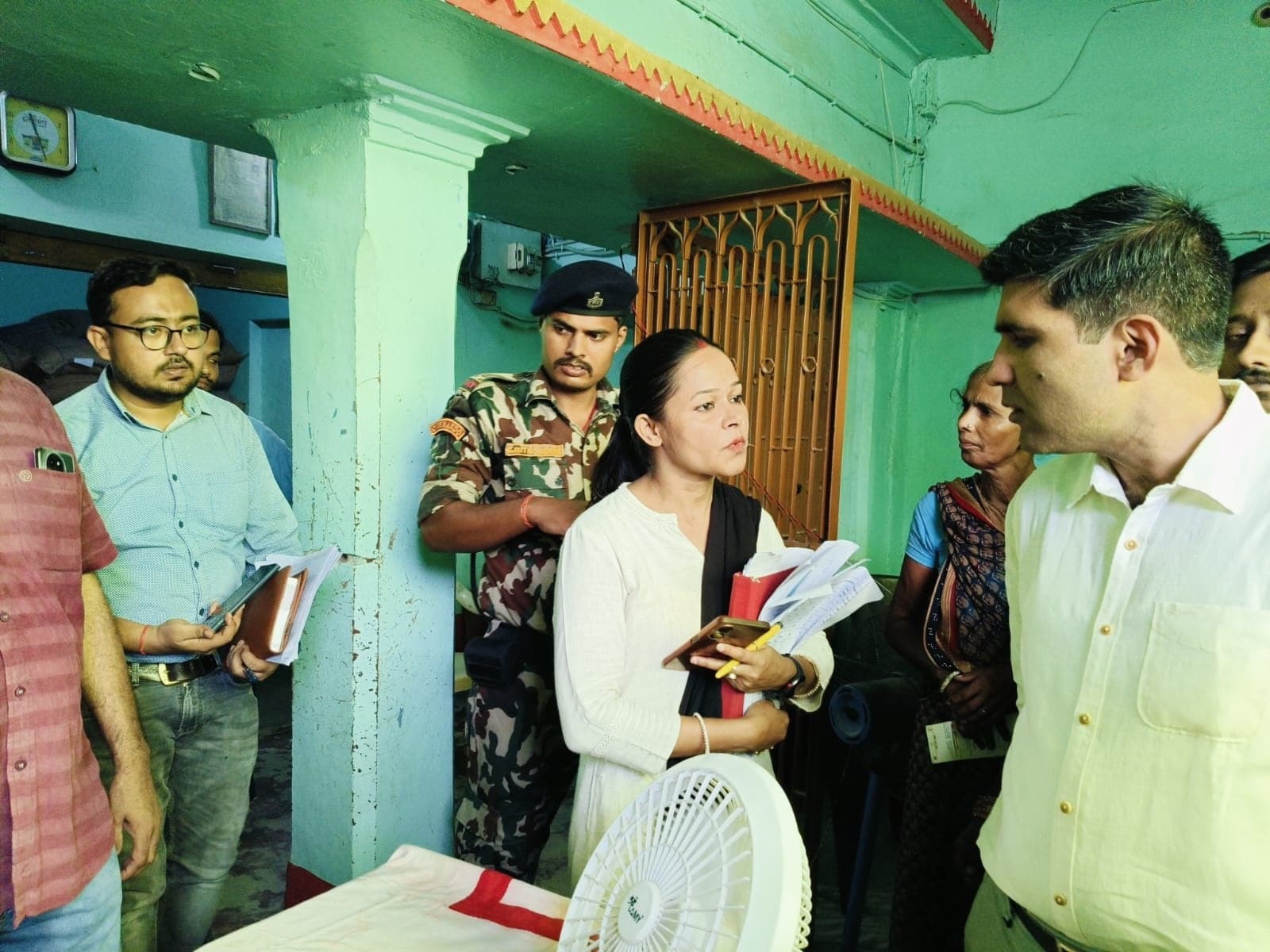 जिलाधिकारी ने आयुष्मान कार्ड निर्माण स्थल सहित कई जगहों का किया निरीक्षण