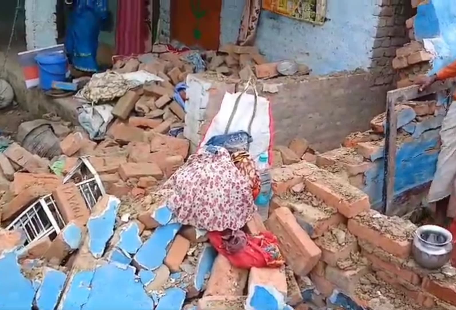 कंगवा गुमटी के निकट घर की दीवार गिरने से बच्ची की मौत, दो लोग घायल