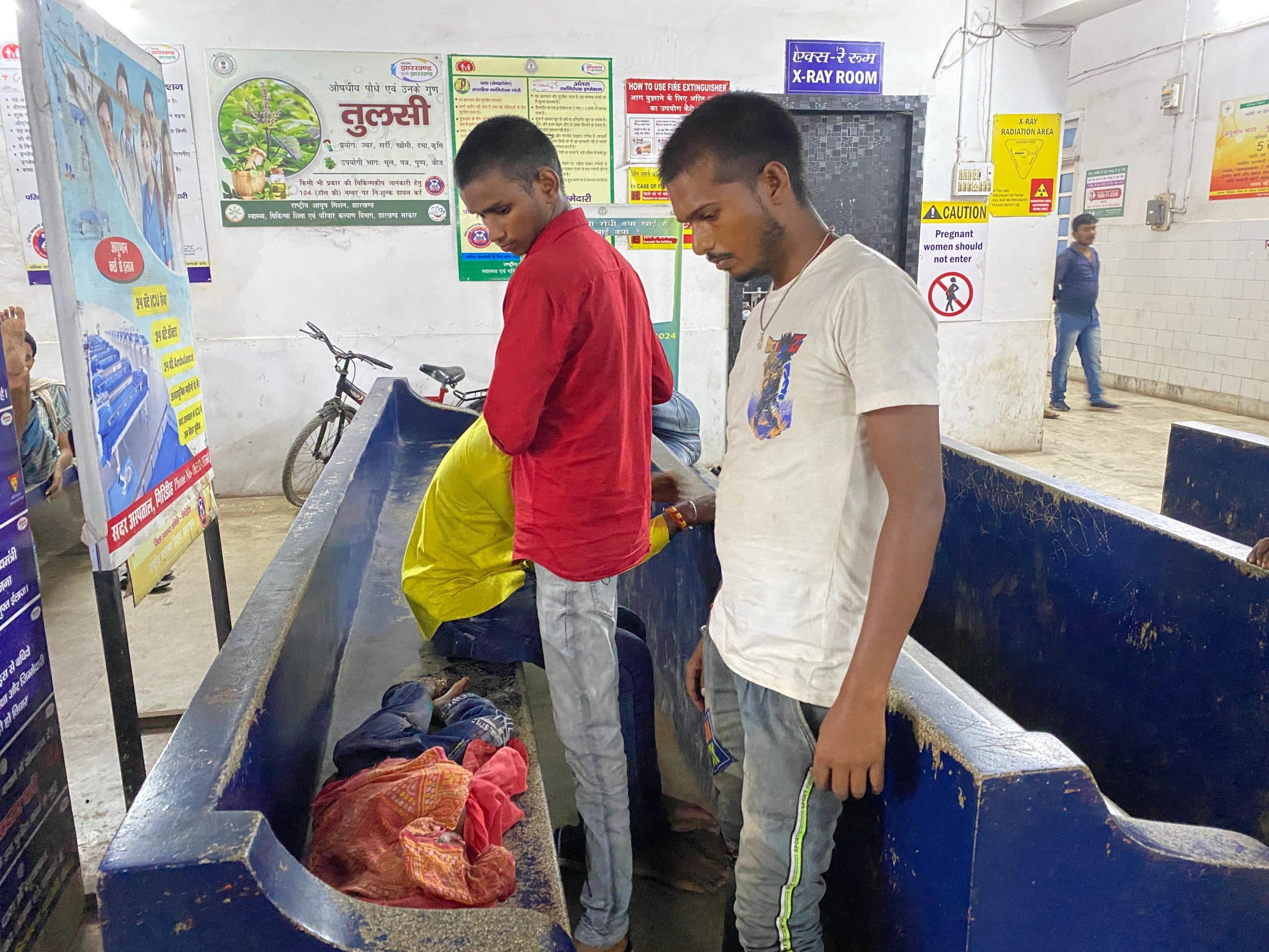 साइड देने के चक्कर में ऑटो पलटा, बेटे की मौत, मां-बेटी घायल