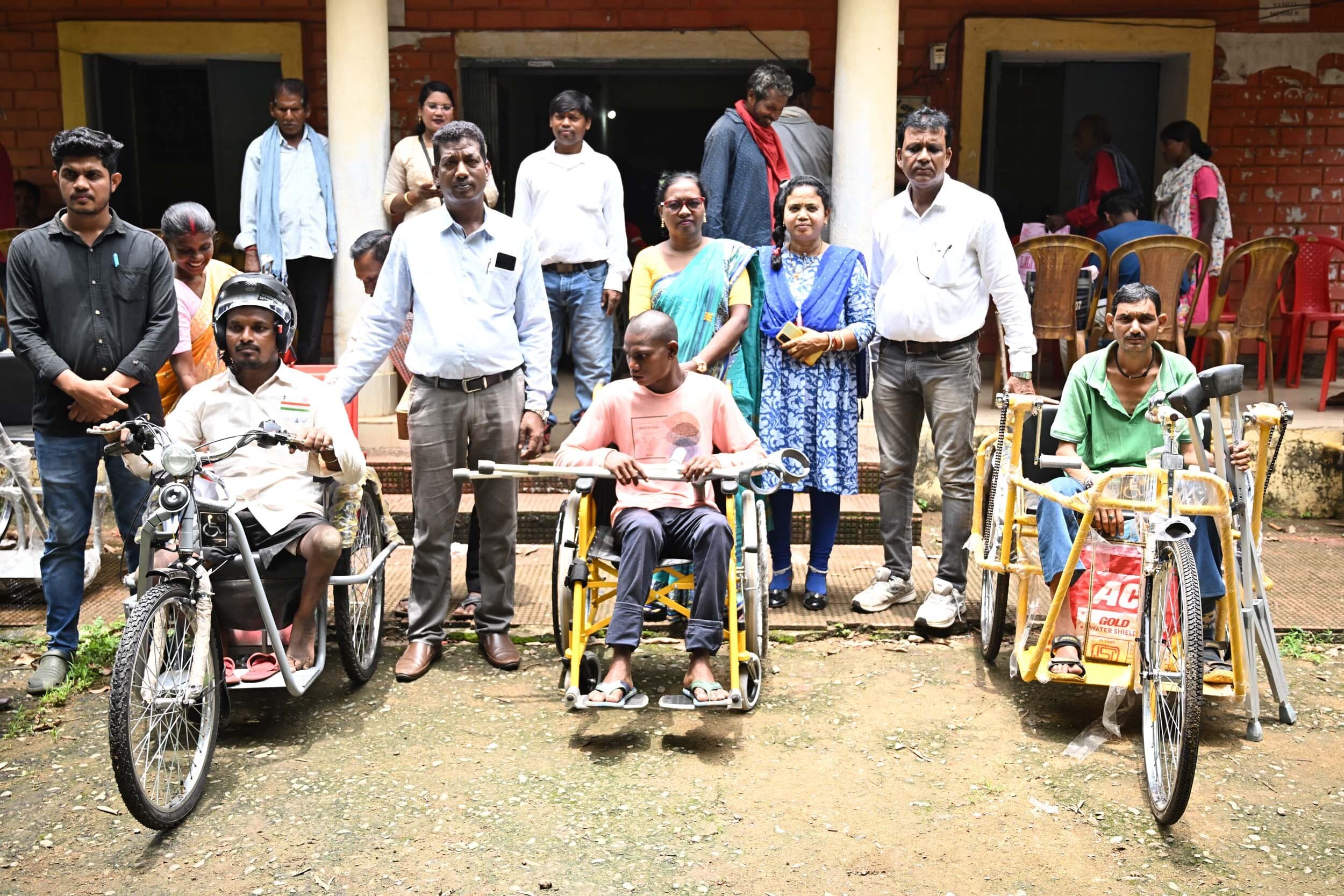 आरएसपी ने नुआगांव में दिव्यांगों व वरिष्ठजनों में बांटे सहायक उपकरण