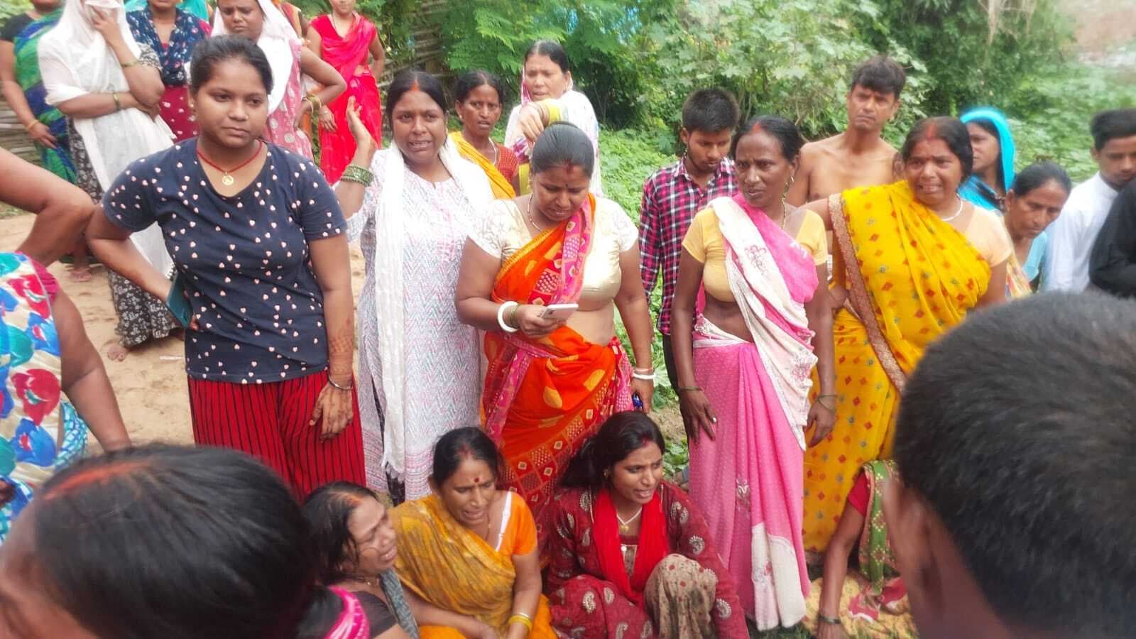 संपत्ति के लिए सौतेली मां ने दो बेटों को कुएं में फेंका, एक की मौत