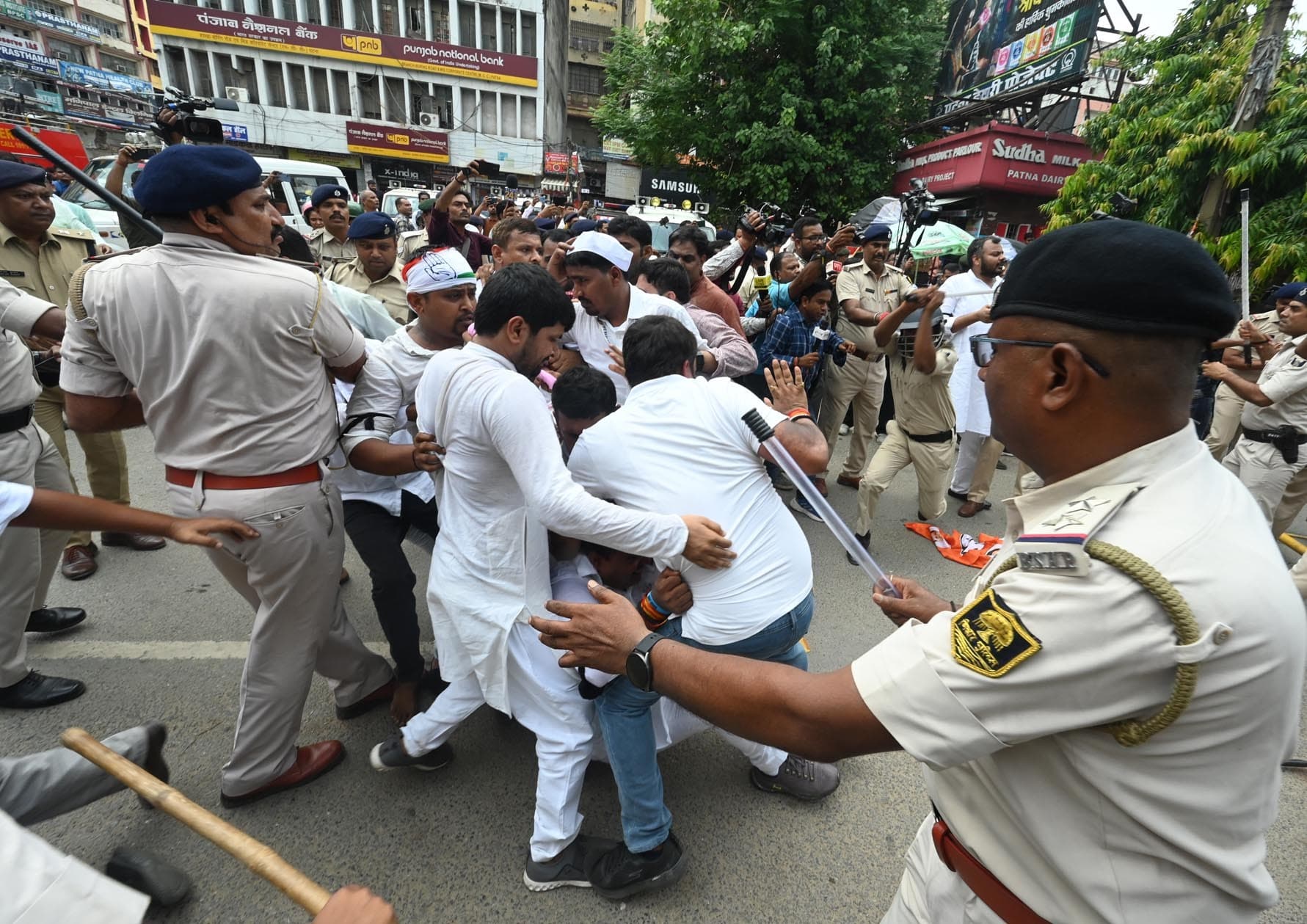 Patna : विधानसभा का घेराव करने जा रहे युवा कांग्रेसियों को दौड़ा-दौड़ा पीटा