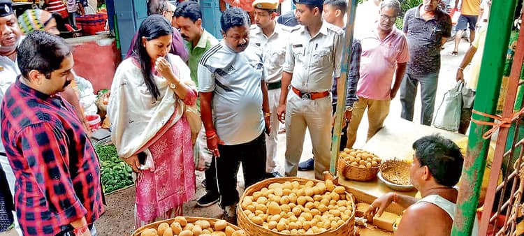 प्रशासनिक अधिकारियों ने सब्जी बाजारों में मारे छापे