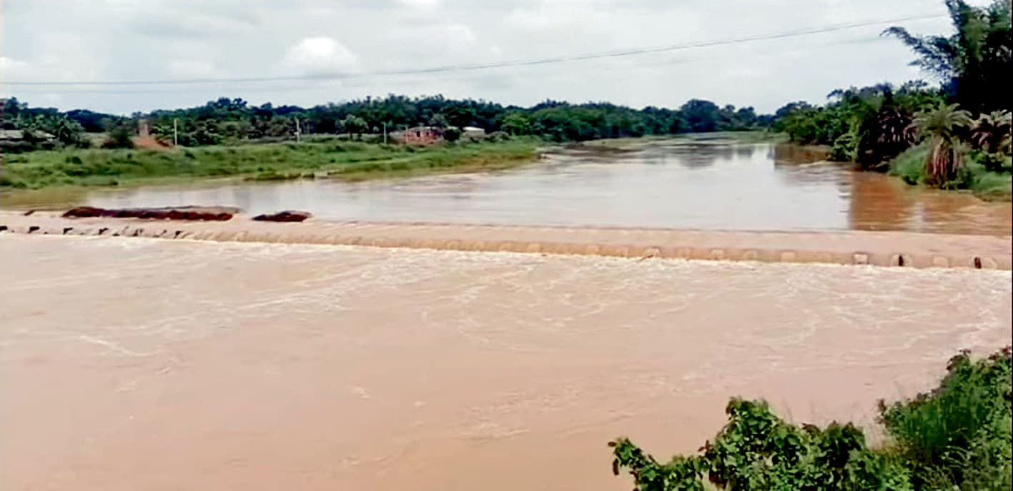 नदी का जलस्तर बढ़ने से फेयर वेदर ब्रिज डूबा