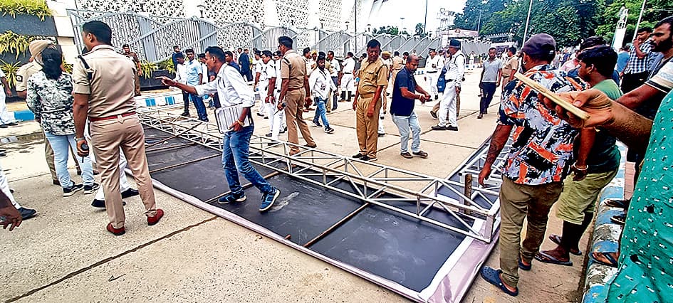 सीएम के आने से पहले अचानक टूटकर गिरा तोरणद्वार