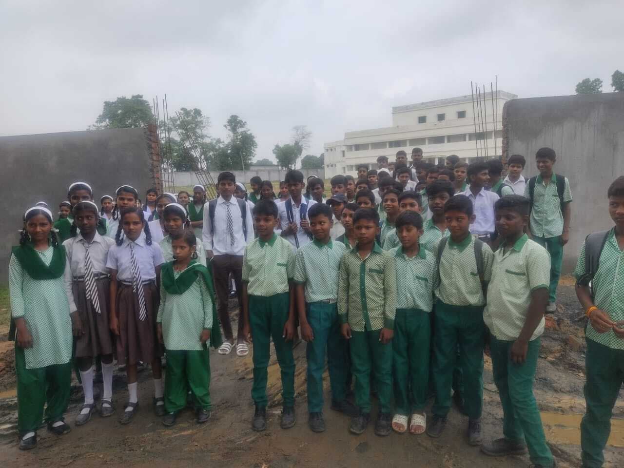 शिक्षक की मांग को लेकर विद्यार्थियों ने किया आंदोलन