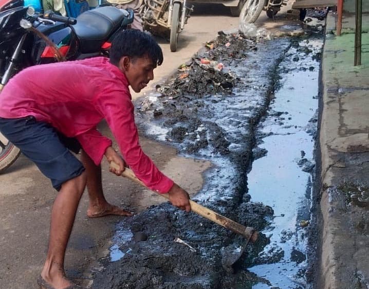 इंग्लिश मोहल्ले में नहीं आते सफाईकर्मी,  युवकों ने की नाले की सफाई