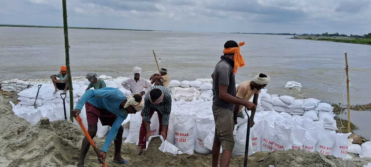 16.98 किमी स्पर पर लगा कटाव, बचाव का कार्य जारी