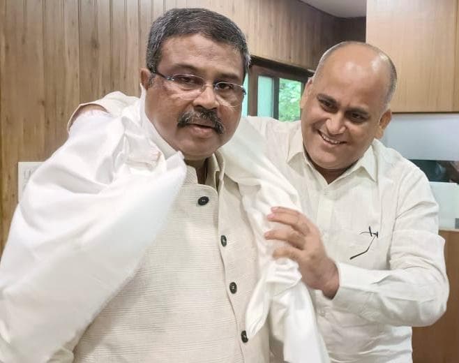 केंद्रीय मानव संसाधन विकास मंत्री से मिलकर सहरसा में केंद्रीय विश्वविद्यालय खोलने की मांग