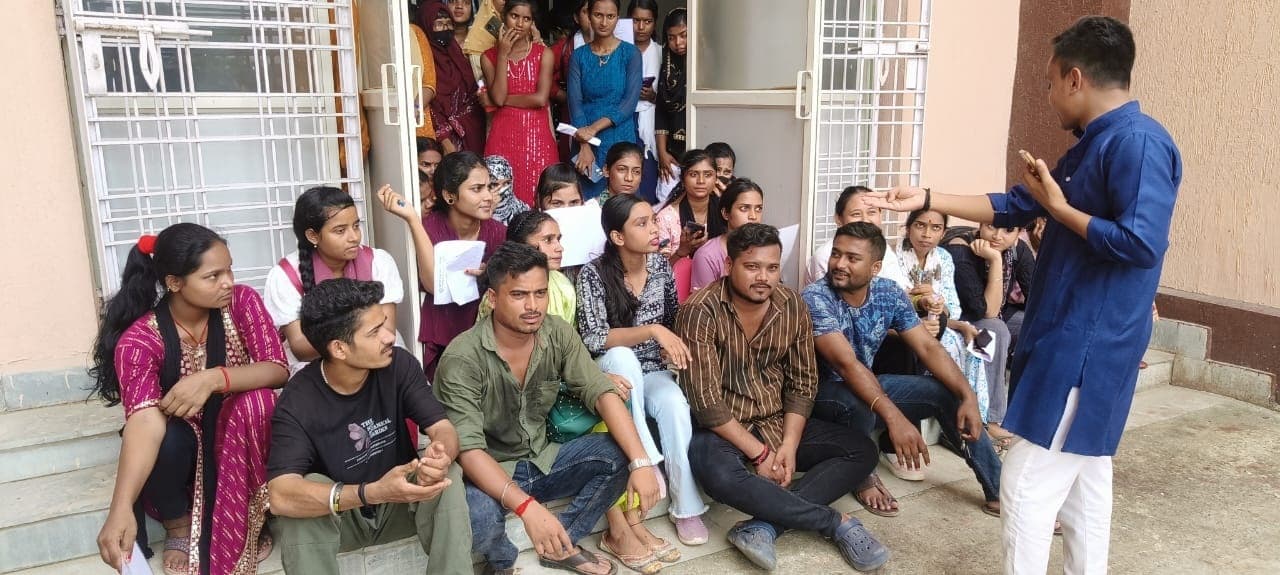 परीक्षार्थियों ने विवि में किया हंगामा