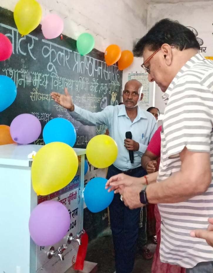 डाॅ राम ने स्कूल को वाटर कूलर किया डोनेट