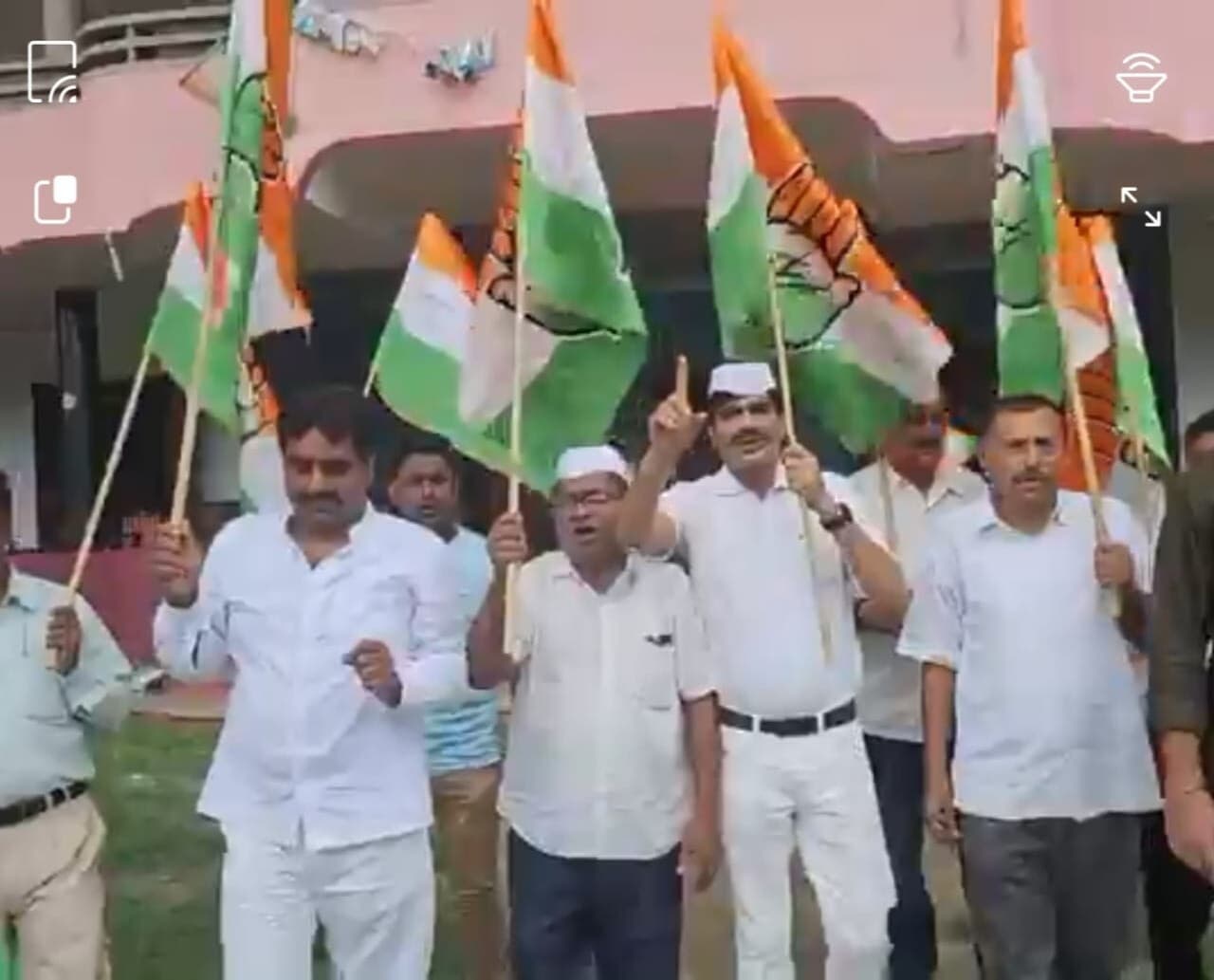 पटना में हुए लाठीचार्ज के विरोध में कांग्रेस ने निकाला पैदल मार्च