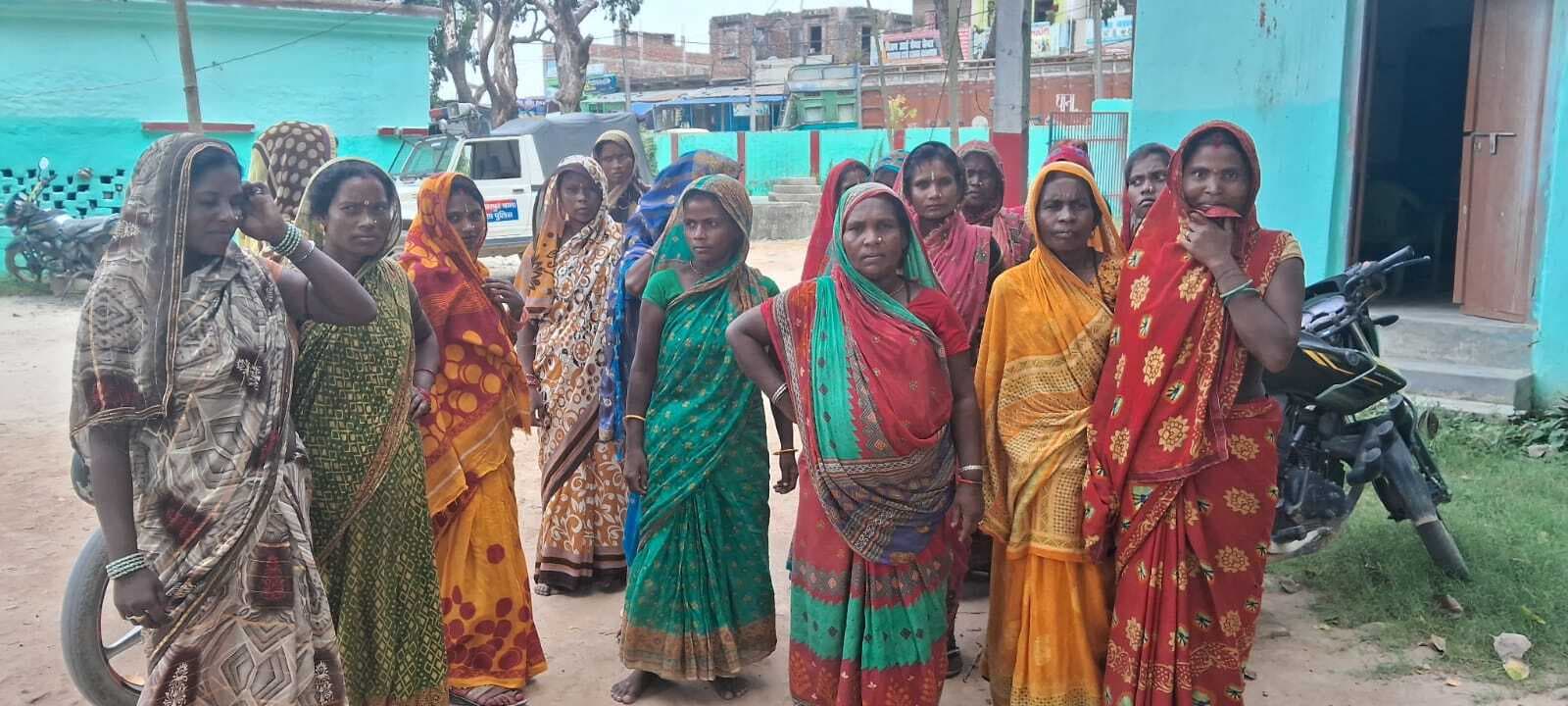 गांव में बिक रही अवैध शराब, तस्करों पर करें कार्रवाई
