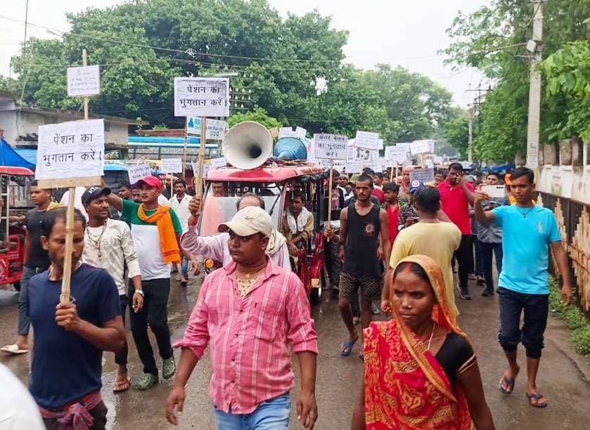 नगर निगम के सफाईकर्मियों ने किया प्रदर्शन, निगम प्रशासन के विरुद्ध नारेबाजी