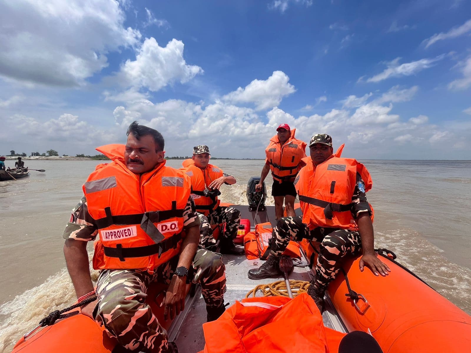 सीमा की सुरक्षा के पुख्ता इंतजाम को लेकर कोसी नदी में एसएसबी ने की गश्ती