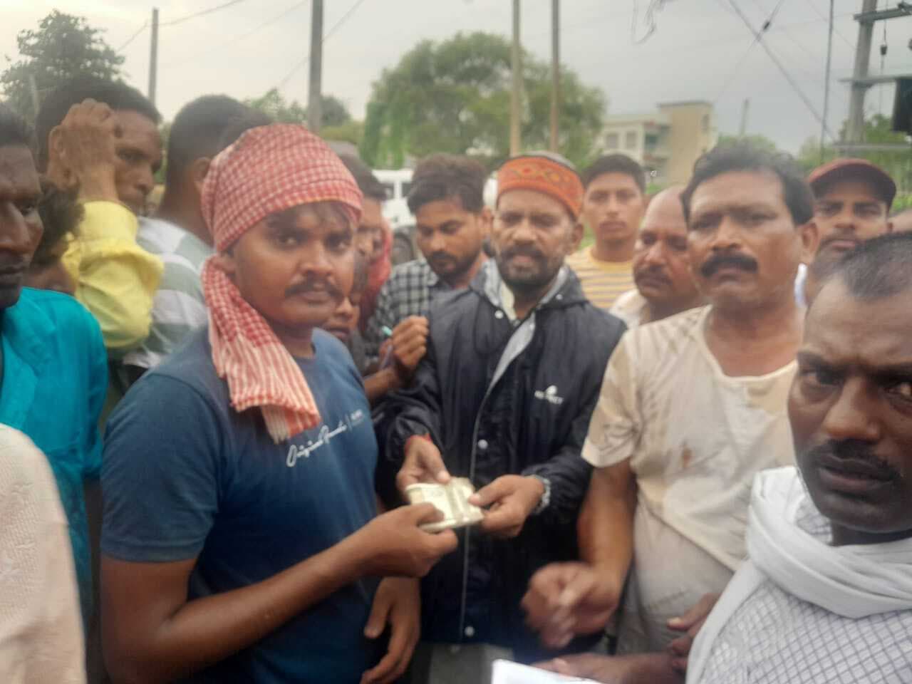 करेंट की चपेट में आने से युवक की मौत, सड़क जाम