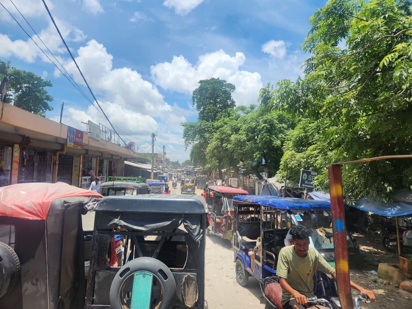 पौआखाली रेलवे स्टेशन मार्ग पर जाम से आमजन परेशान