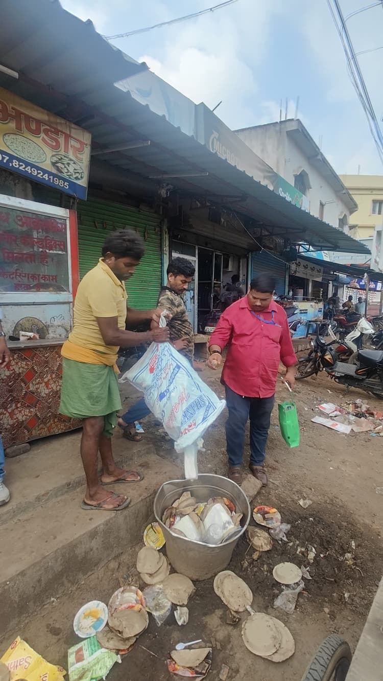 DEOGHAR: खाद्य पदार्थों में मिलावट पर कार्रवाई की जगह चेतावनी देकर छोड़ रही टीम