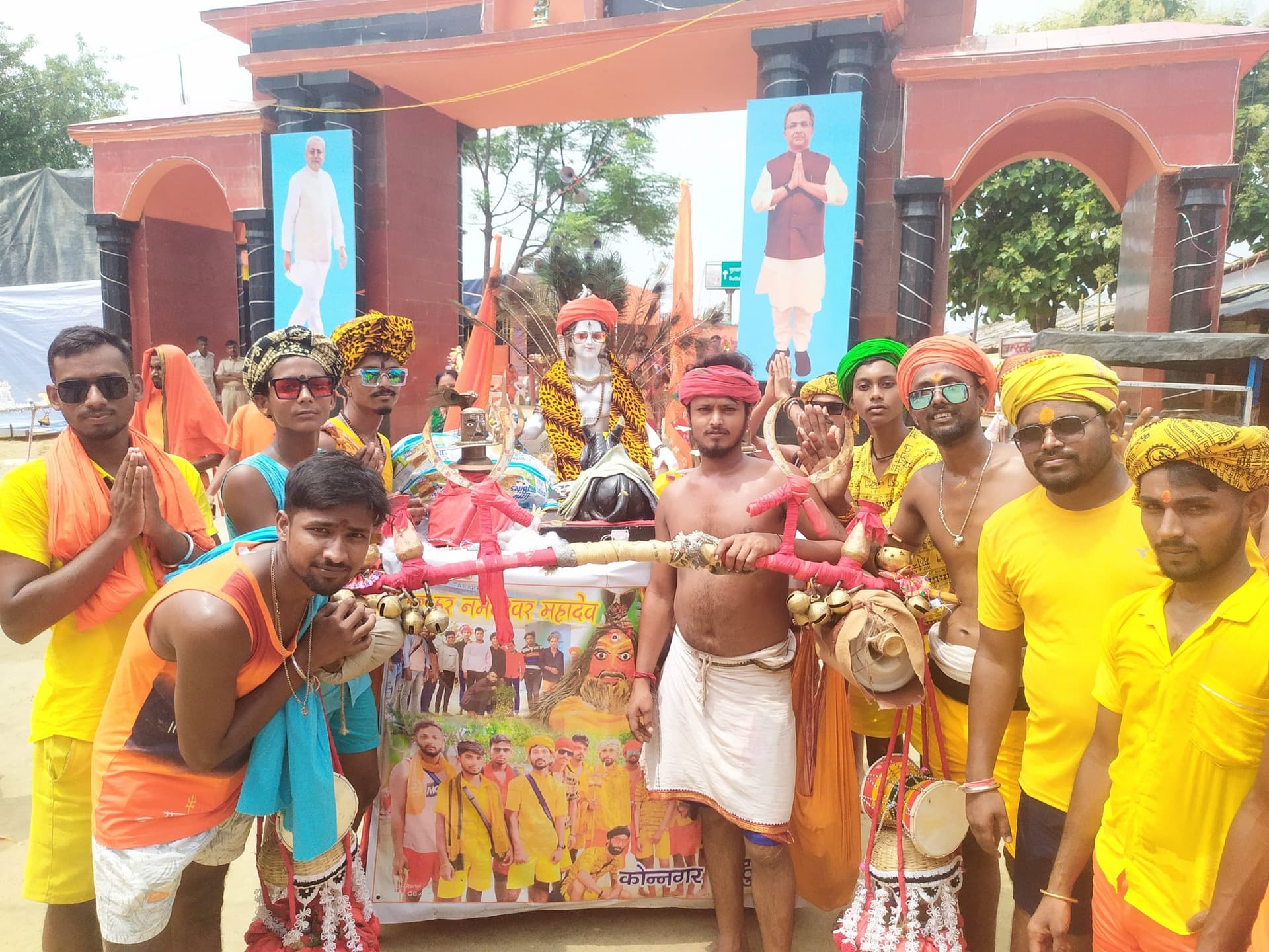 फैशन वाले भोले बाबा को लेकर पहुंचे कोलकाता के कांवरिये