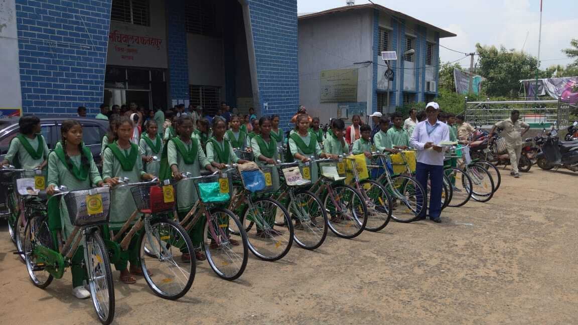 फतेहपुर में 130 छात्र-छात्राओं के बीच साइकिल वितरित