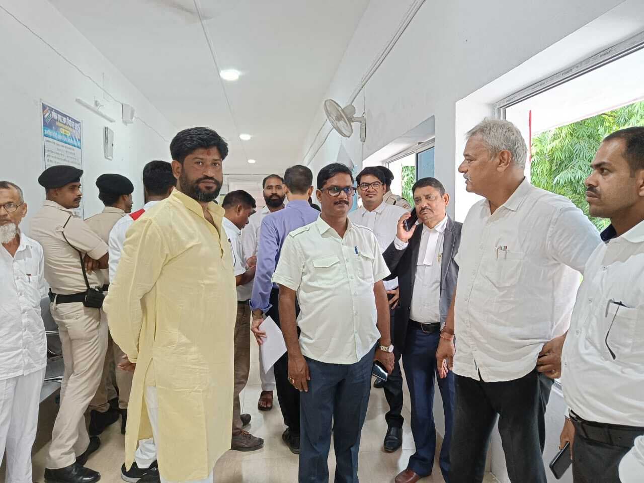 डीएम-एसपी से मिले शिष्टमंडल, ज्ञापन सौंपकर ध्यान फाउंडेशन की कार्यप्रणाली की जांच की मांग