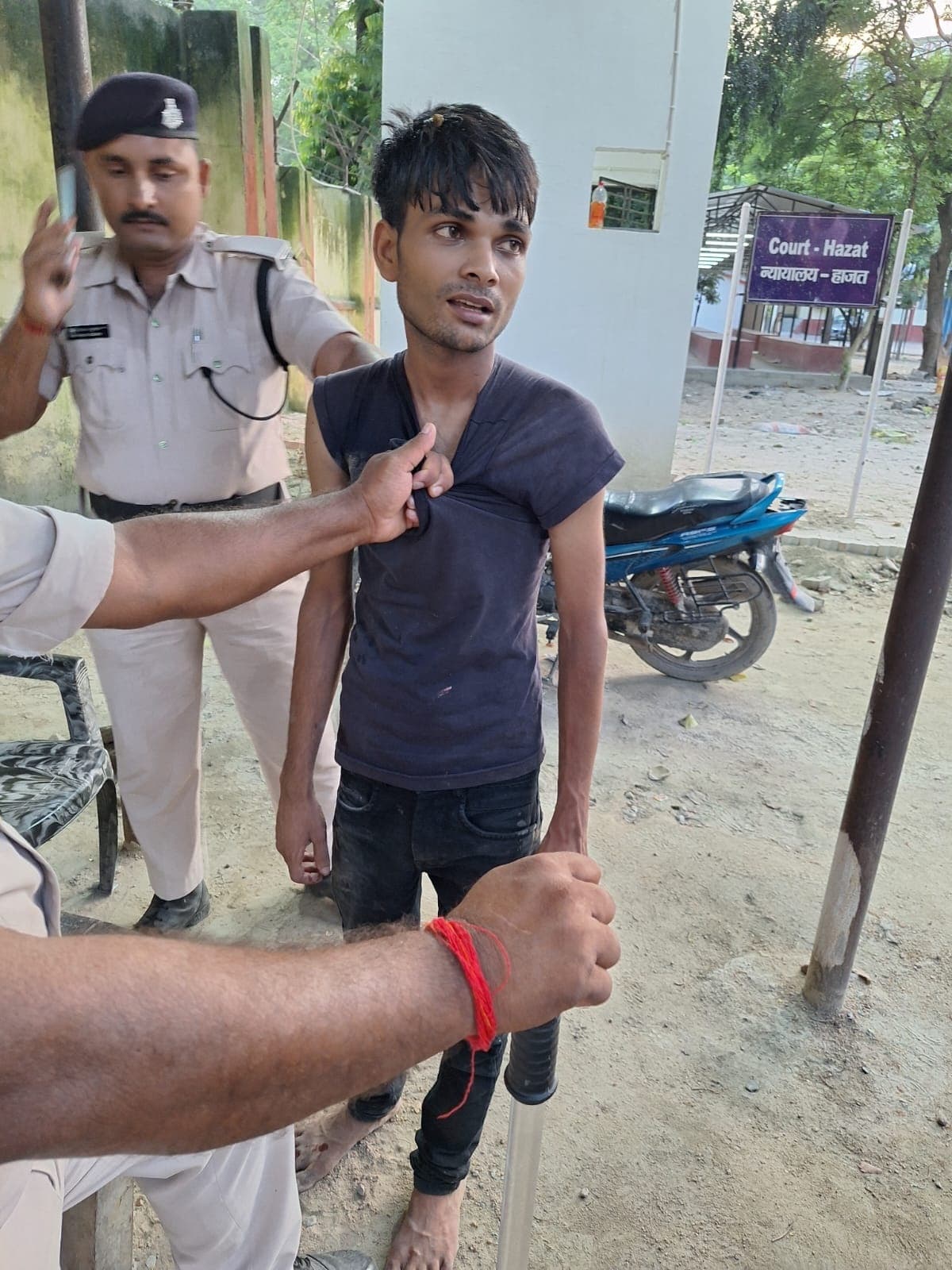 शौचालय की खिड़की काट दो शातिर अपराधी फरार