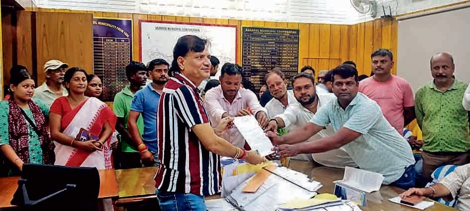 सड़क की मरम्मत सहित विभिन्न मांगों पर मेयर को सौंपा ज्ञापन