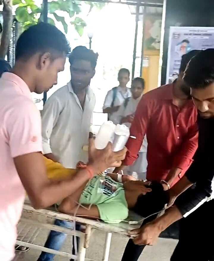 बालू लदे ट्रक ने छात्र को मारी टक्कर, रेफर