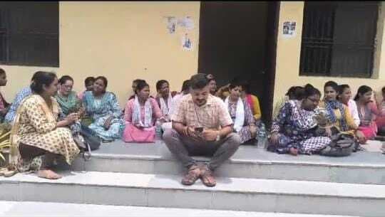 फेस अटेंडेंस का विरोध में एनएचएम कर्मियों ने दिया धरना