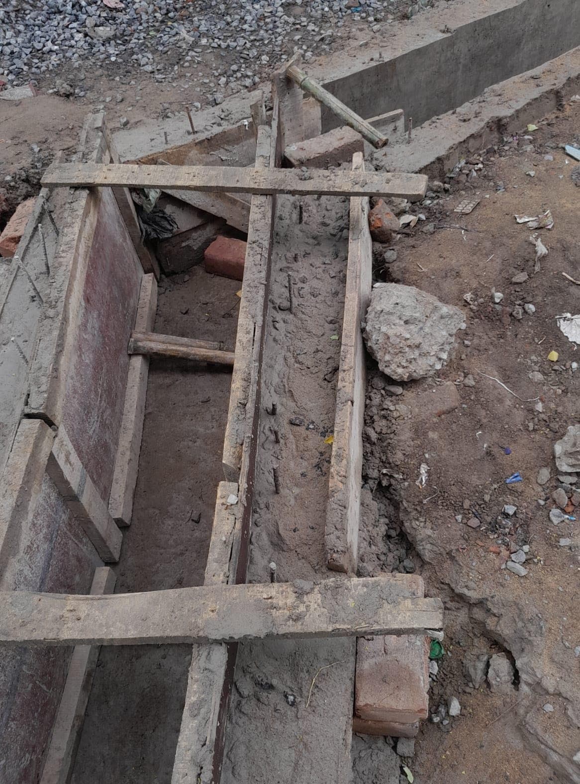 आरसीसी नाला एवं सड़क निर्माण कार्य में ग्रामीणों ने लगाया अनियमितता का आरोप