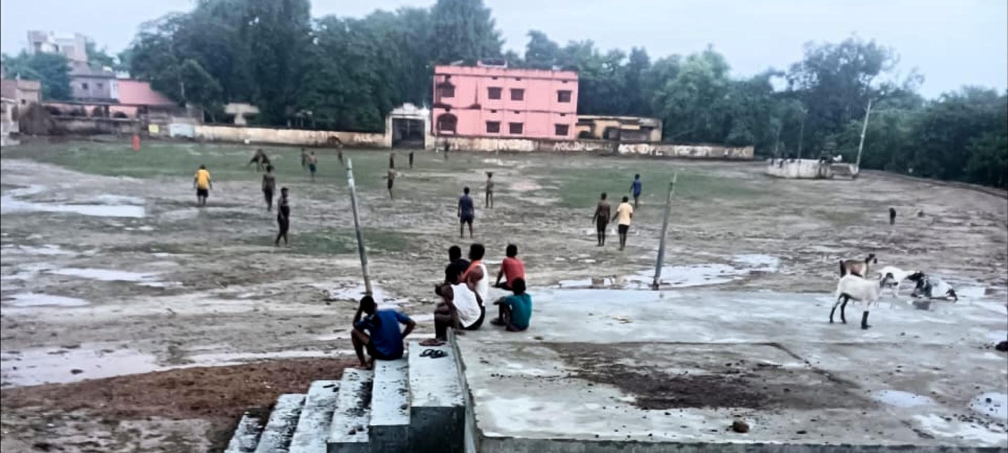 अमरपुर खेल मैदान में जलजमाव, अभ्यास नहीं कर पा रहे खिलाड़ी