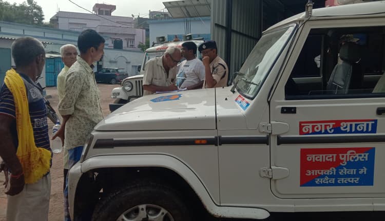 बालू लदे ट्रैक्टर के धक्के से स्कूटी सवार की मौत, एक घायल